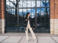 ako-zostavit-moderny-streetwearovy-outfit-s-damskymi-teniskami