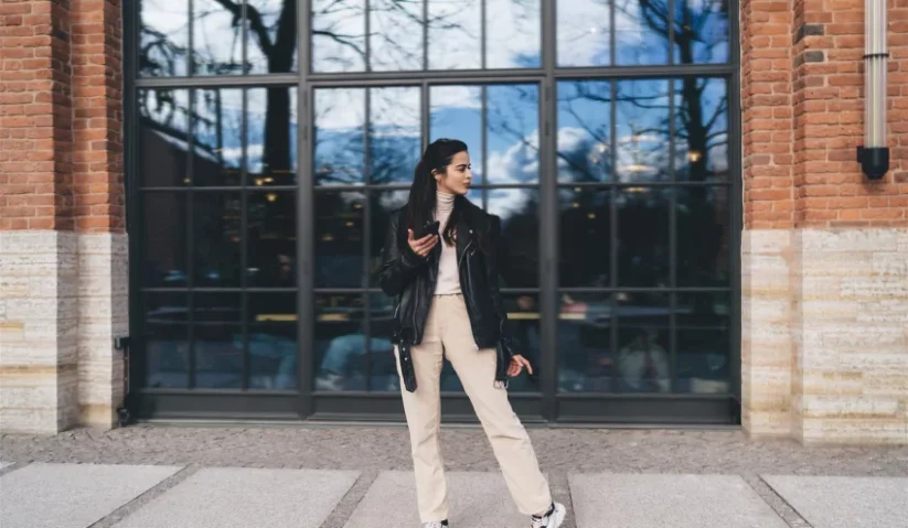 ako-zostavit-moderny-streetwearovy-outfit-s-damskymi-teniskami