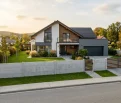 Moderný betónový plot z prefabrikovaných dielcov pred rodinným domom