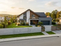 Moderný betónový plot z prefabrikovaných dielcov pred rodinným domom