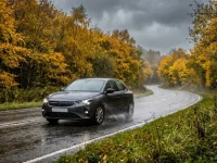 Osobné auto na mokrej ceste v daždivom jesennom počasí