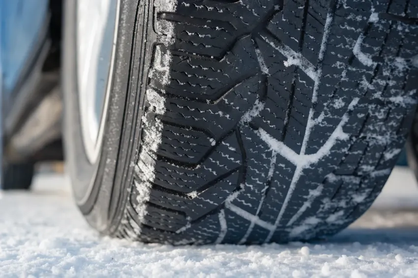Detail zimnej pneumatiky s výrazným dezénom na snehu
